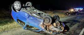 Rozbity czerwony samochód - Wypadek z udziałem 2 samochodów osobowych na DW 385 w pobliżu miejscowości Grodków