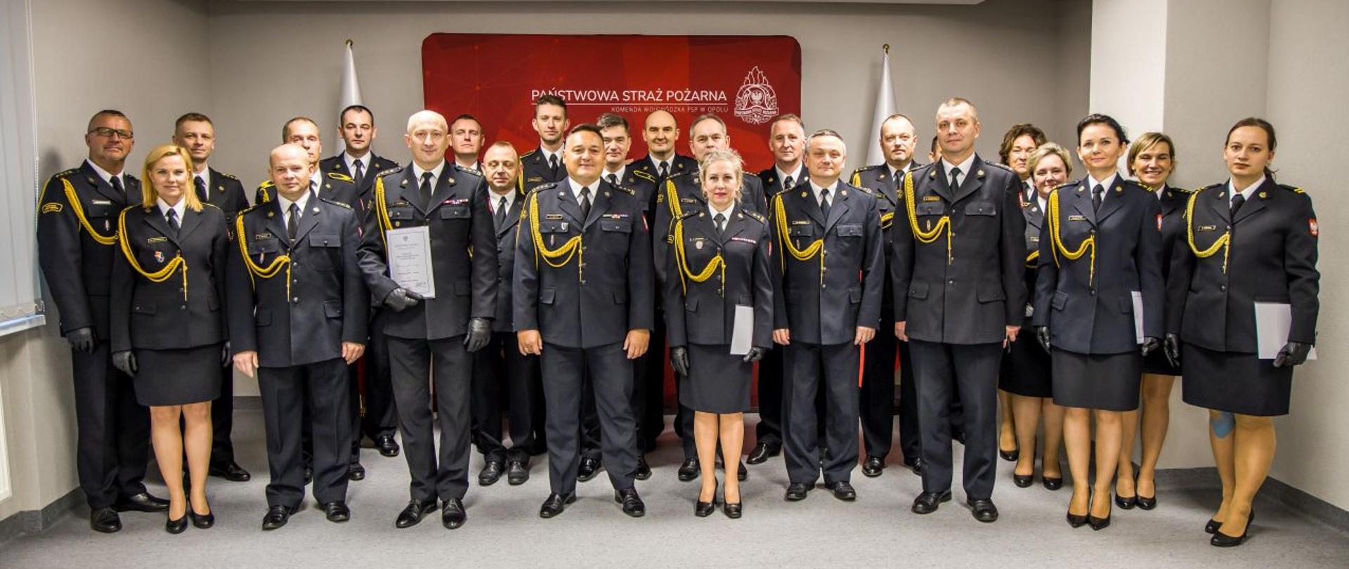 Wspólne zdjęcie podczas uroczystej zbiórki z okazji Narodowego Święta Niepodległości