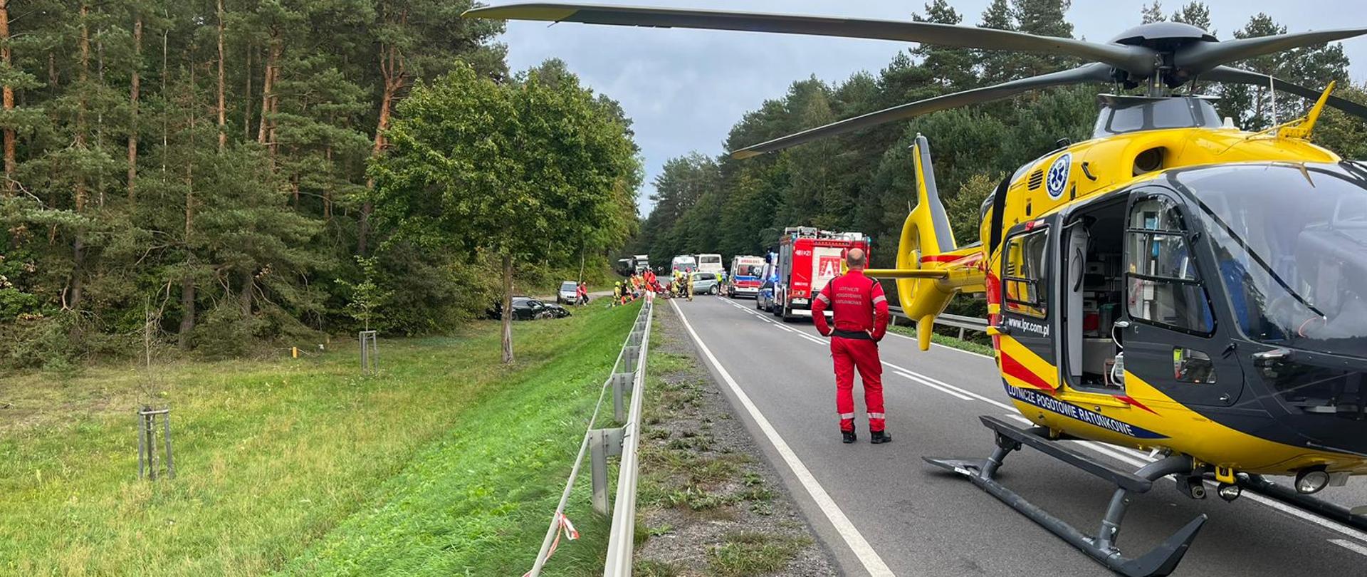 Zdjęcie przedstawia śmigłowiec LPR podczas wypadku na drodze krajowej nr 51