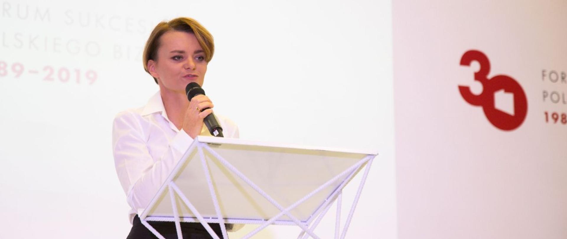 Min. Jadwiga Emilewicz przy mównicy