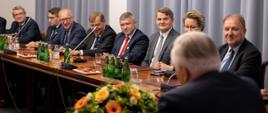 Wicepremier i minister rozwoju, pracy i technologii Jarosław Gowin wraz z członkami Rady ds. Planu dla Pracy i Rozwoju siedzącymi przy stole