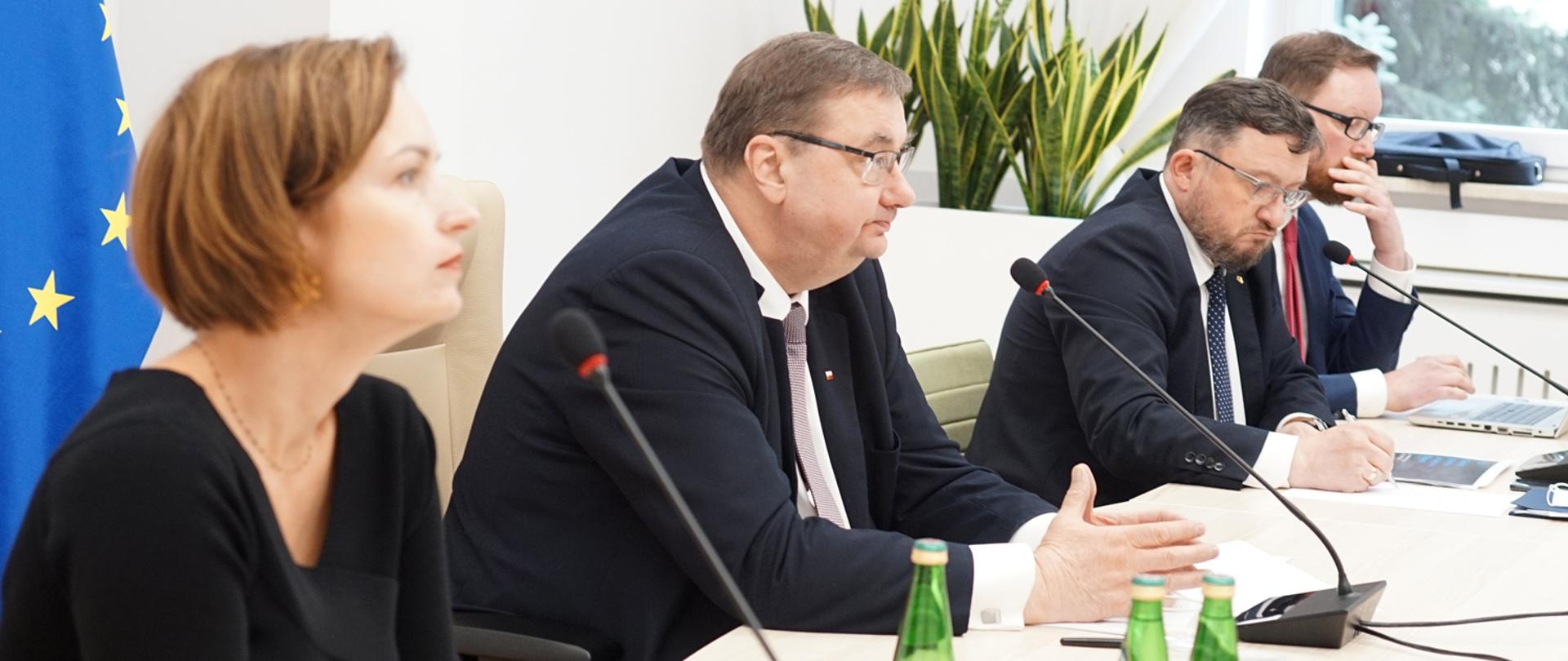Sekretarz stanu Szymon Giżyński oraz GLW Mirosław Welz podczas telekonferencji (fot. MRiRW)