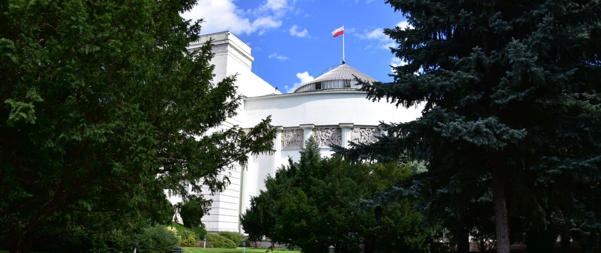 Na zdjęciu widać Sejm RM. Dokoła Sejmu drzewa. 