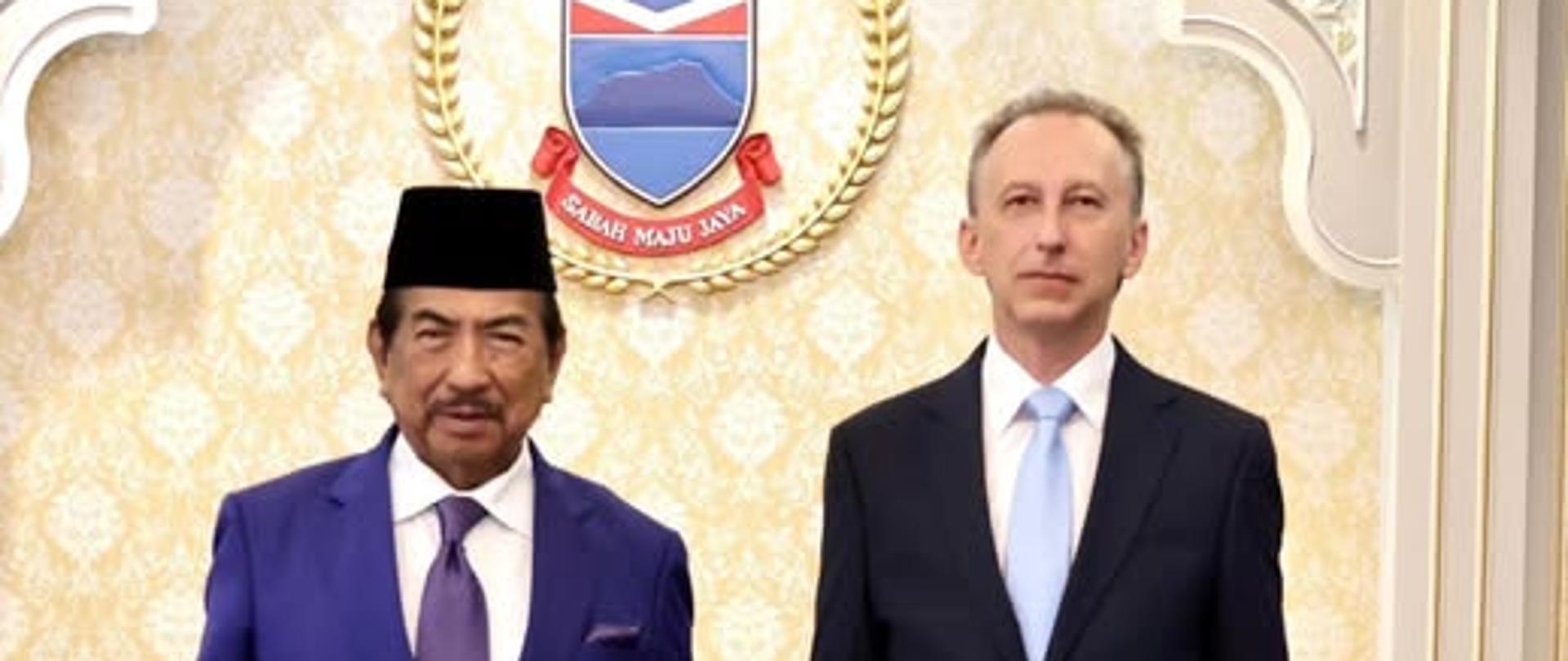 Ambasador Krzysztof Dobrowolski stojący w Gubernatorem stanu Sabah, TYT Tun Datuk Seri Panglima Haji Musa bin Haji Aman