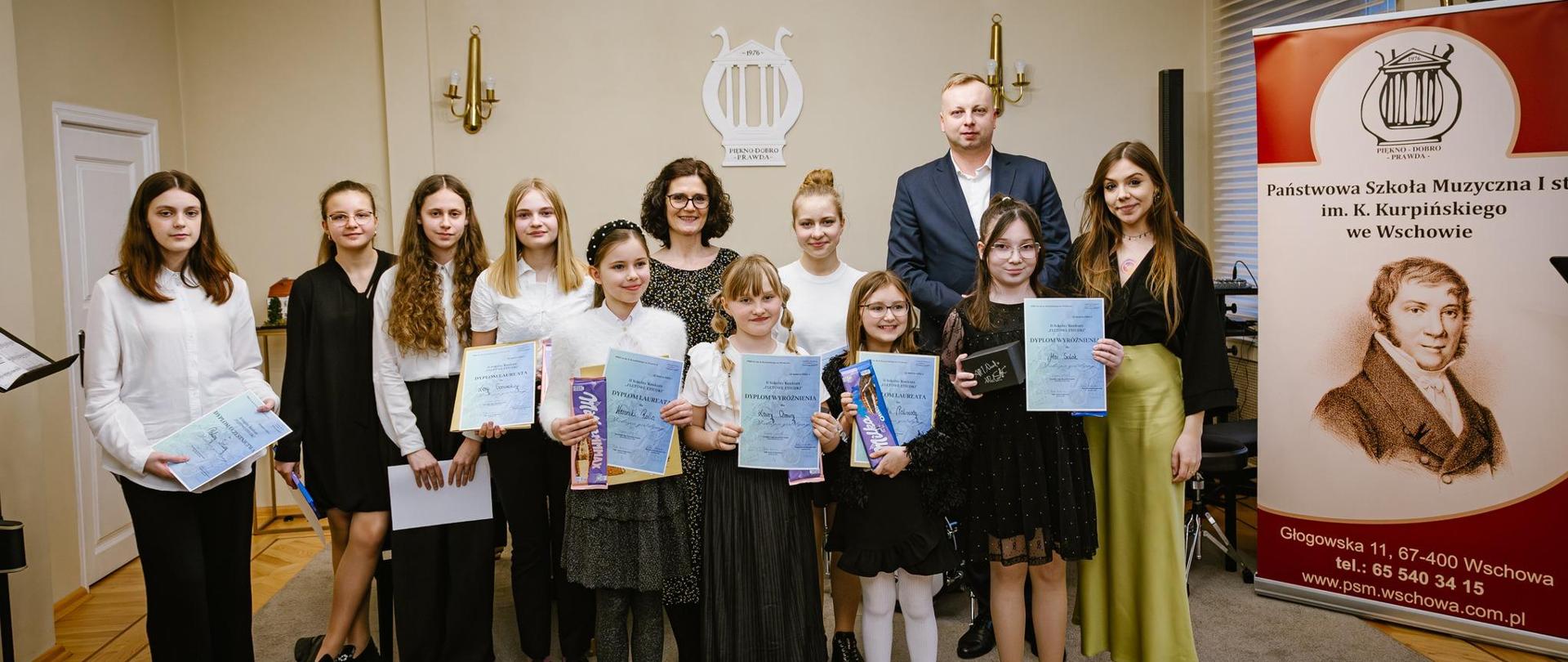 Uczestniczki oraz jury konkursu w auli szkoły.
