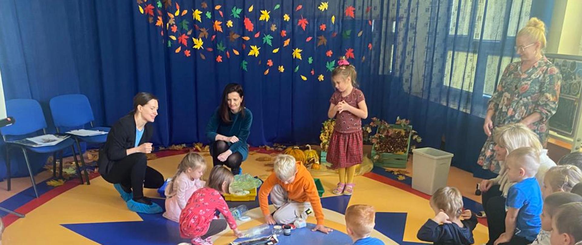 Pracownicy Regionalnej Dyrekcji Ochrony Środowiska w Kielcach z przedszkolakami