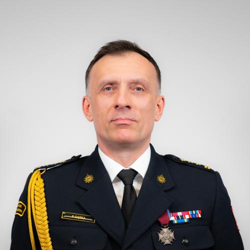 st. bryg. Piotr Gąska w czarnym mundurze wyjściowym ze sznurem oficerskim