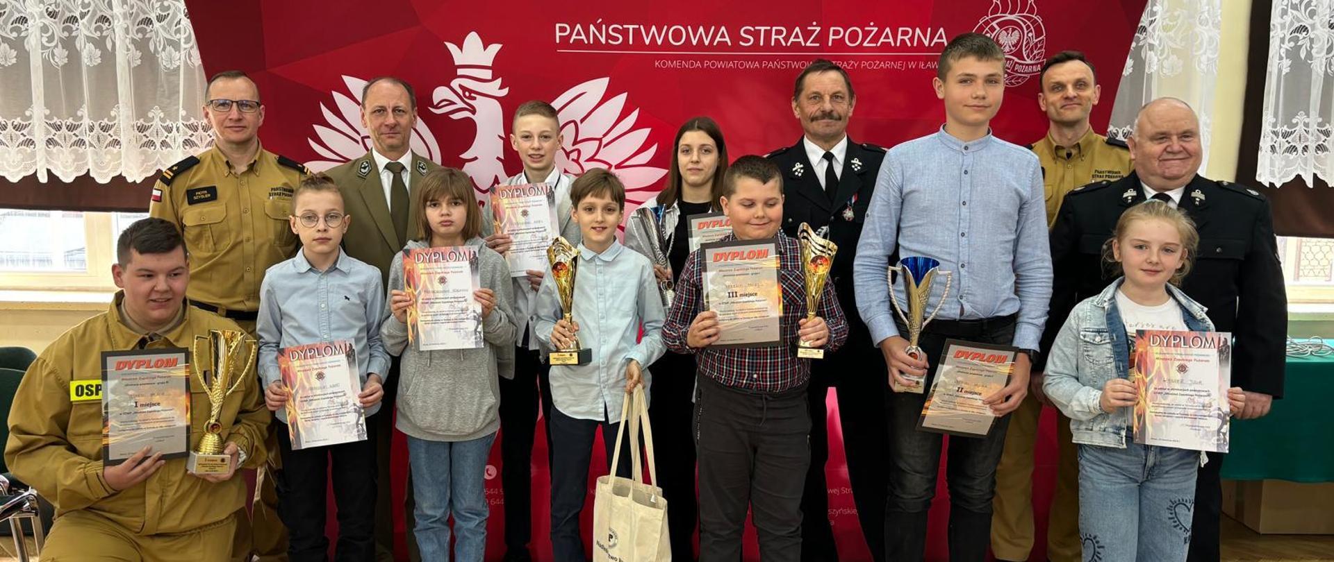Pamiątkowe zdjęcie laureatów powiatowego turnieju OTWP