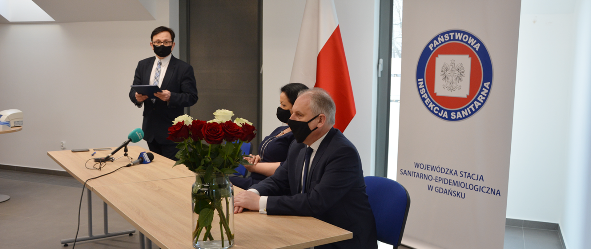 Zdjęcie przedstawia uroczystość oddania do użytku aparatury do sekwencjonowania materiału genetycznego wirusa SARS-CoV-2