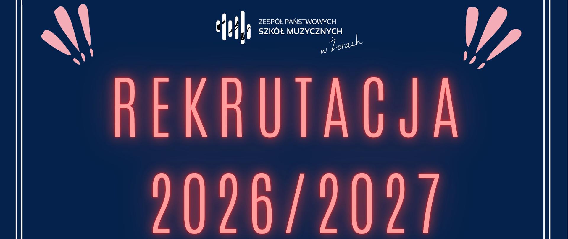 Plakat informujący o rekrutacji do szkoły muzycznej. Na ciemnoniebieskim tle widnieje duży, podświetlany napis „Rekrutacja 2026/2027”. Powyżej znajduje się logo Zespołu Państwowych Szkół Muzycznych w Żorach.
W centralnej części umieszczono tekst „Zapisy do PSM I stopnia” oraz informację, że wnioski należy składać do 11 maja 2026. Poniżej wypisano dostępne klasy instrumentalne: fortepian, akordeon, skrzypce, altówka, wiolonczela, kontrabas, gitara, flet, obój, klarnet, fagot, saksofon, trąbka, waltornia, puzon i eufonium.
Podano także termin badania przydatności: 18–19 maja 2026. Na dole plakatu znajdują się dane kontaktowe: adres ul. Dworcowa 6 w Żorach, numer telefonu oraz adres e-mail i strona internetowa.
Plakat ozdobiony jest kolorowymi ilustracjami instrumentów muzycznych, m.in. saksofonu, fortepianu, skrzypiec i trąbki, oraz motywami nut.