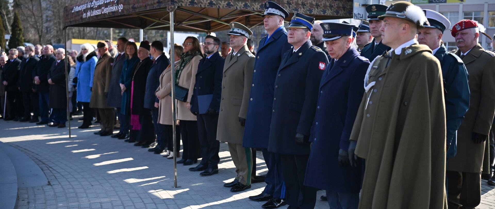 Przedstawiciele władz rządowych i samorządowych, służb oraz instytucji stoją obok siebie podczas uroczystości