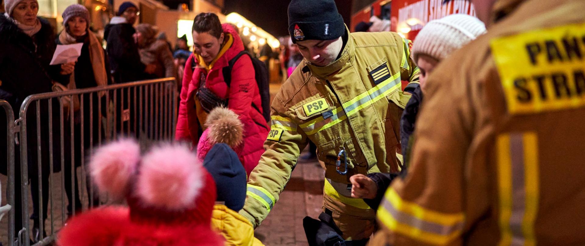 Strażacy od początku uczestniczą w pomoc udzielaną obywatelom Ukrainy. Wspierają m. in. tworzenie punktów recepcyjnych dla obywateli Ukrainy, gdzie zapewniony jest ciepły posiłek, podstawowa opieka medyczna, miejsce do odpoczynku oraz niezbędne informacje.