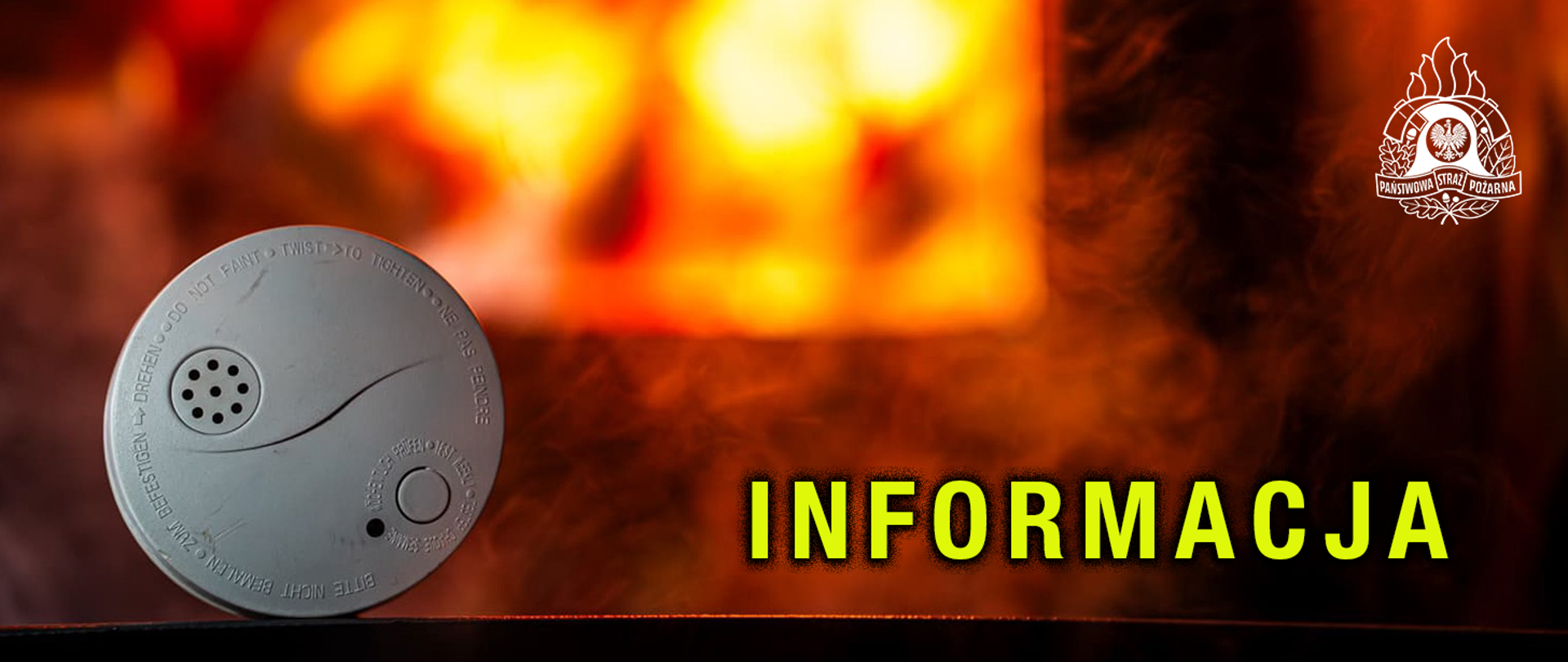 Grafika informacyjna Państwowej Straży Pożarnej. Po lewej stronie widoczna jest okrągła czujka dymu umieszczona na ciemnej powierzchni. W tle znajduje się rozmyty obraz ognia i dymu w odcieniach czerwieni i pomarańczu. Po prawej stronie widoczny jest duży, żółty napis „INFORMACJA”. W prawym górnym rogu znajduje się biały logotyp Państwowej Straży Pożarnej.