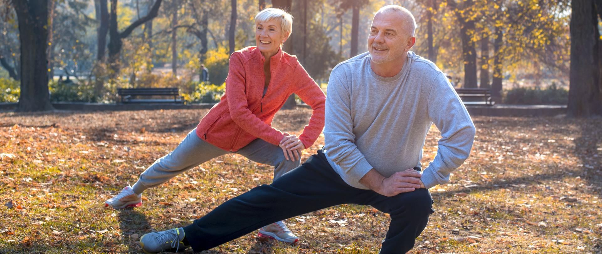 dwoje ludzi uprawiających gimnastykę