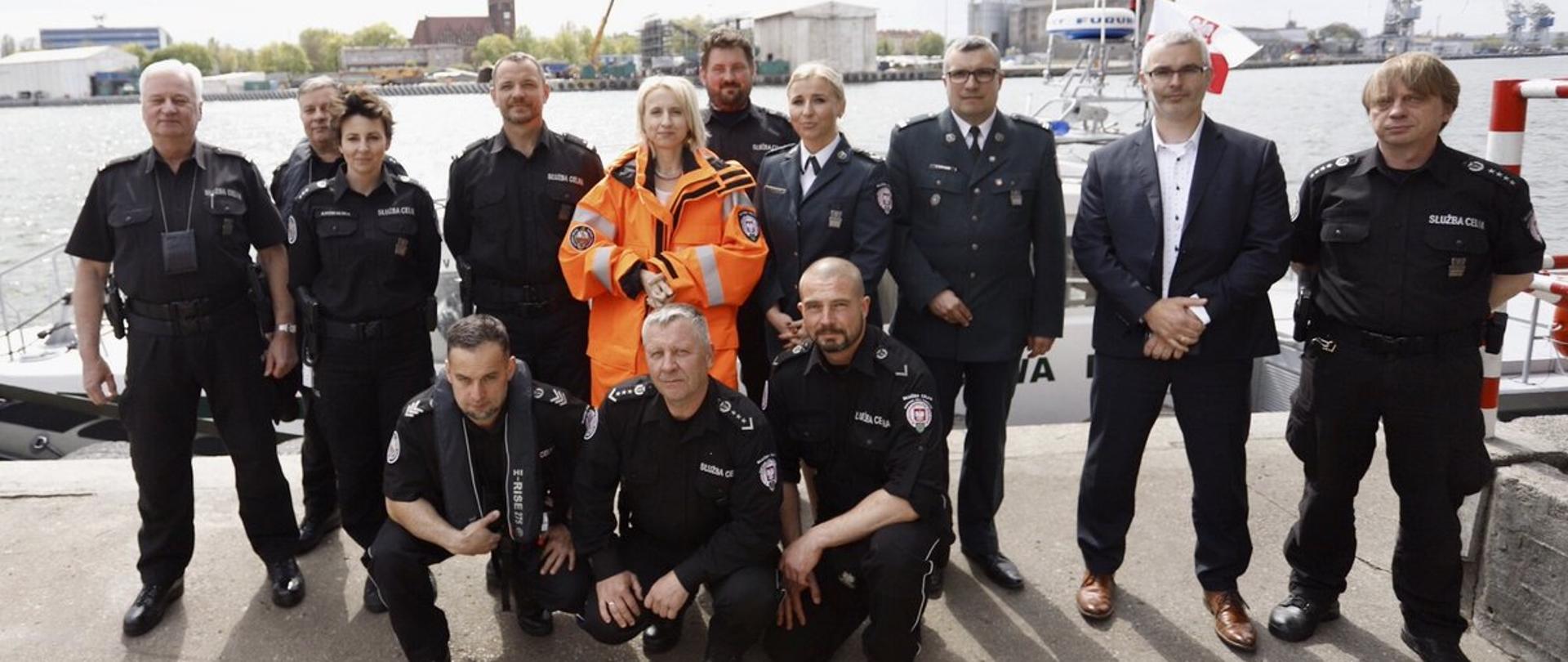 Minister T. Czerwińska z funkcjonariuszami Służby Celno-Skarbowej