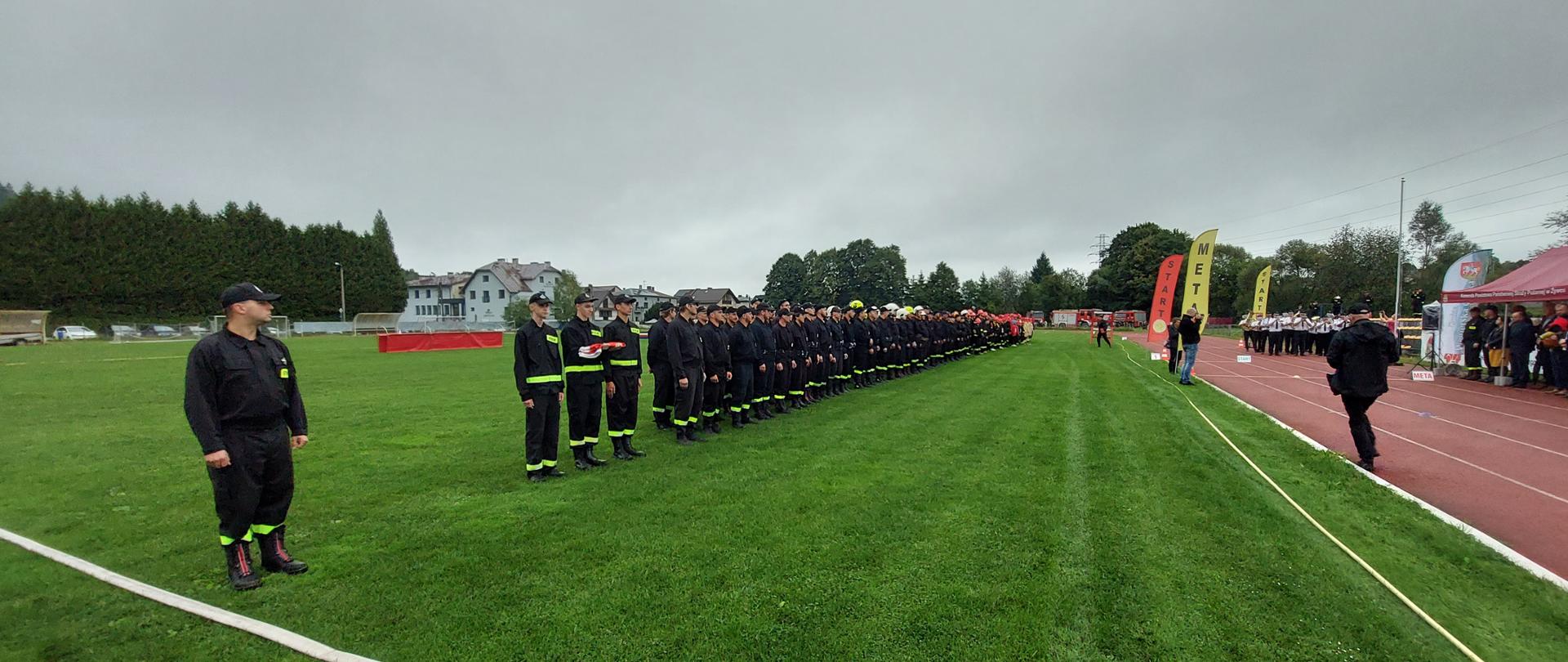 Pododdziały strażaków gotowi do rozpoczęcia zawodów sportowo-pożarniczych. 
