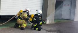 druhowie w trakcie egzaminu w ćwiczenia gaszenia pożaru, zabezpieczeni w aparaty powietrzne