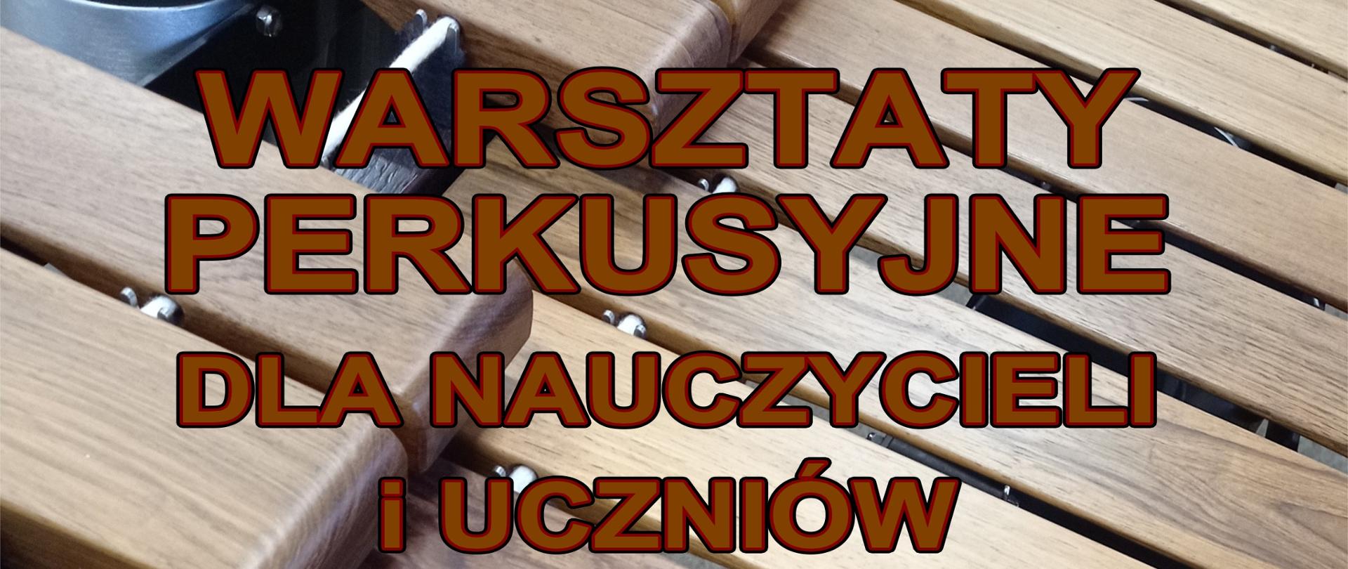 Grafika na brązowo - szarym tle z widocznym elementem drewnianych płytek marimby. W części centralnej brązowymi drukowanymi literami treść: "Bochnia, 07 grudnia 2022 r. Warsztaty perkusyjne dla nauczycieli i uczniów ZPSM w Bochni, prowadzący dr Maciej Hałoń". W części dolnej znajduje się logo szkoły.