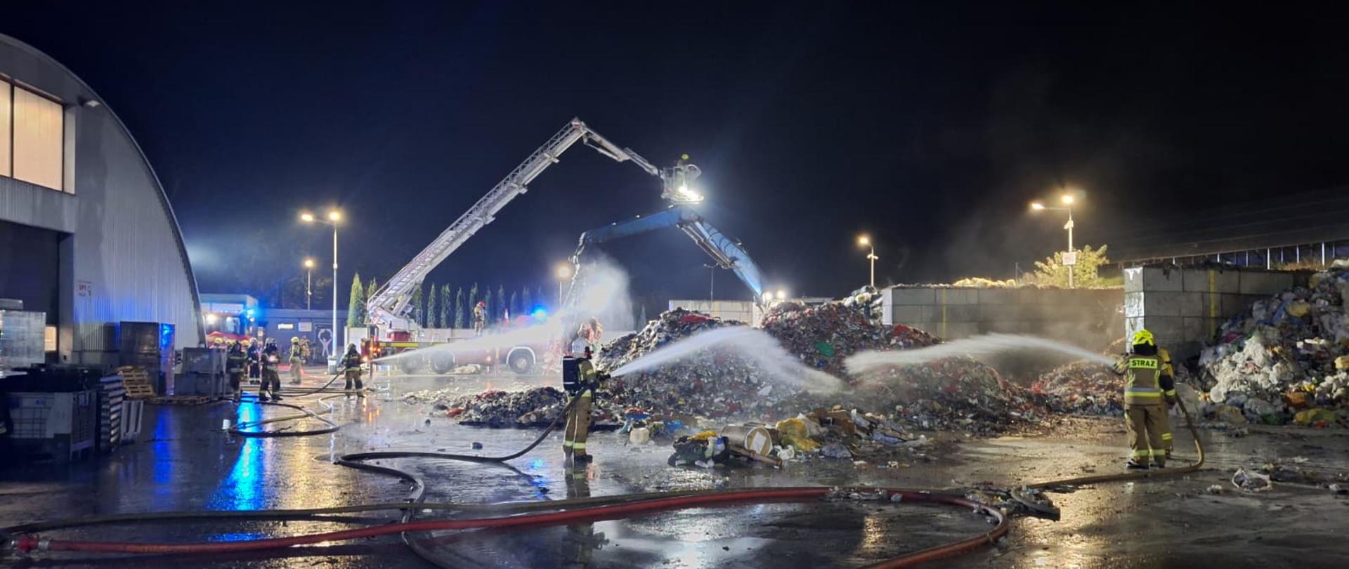 Działania gaśnicze strażaków