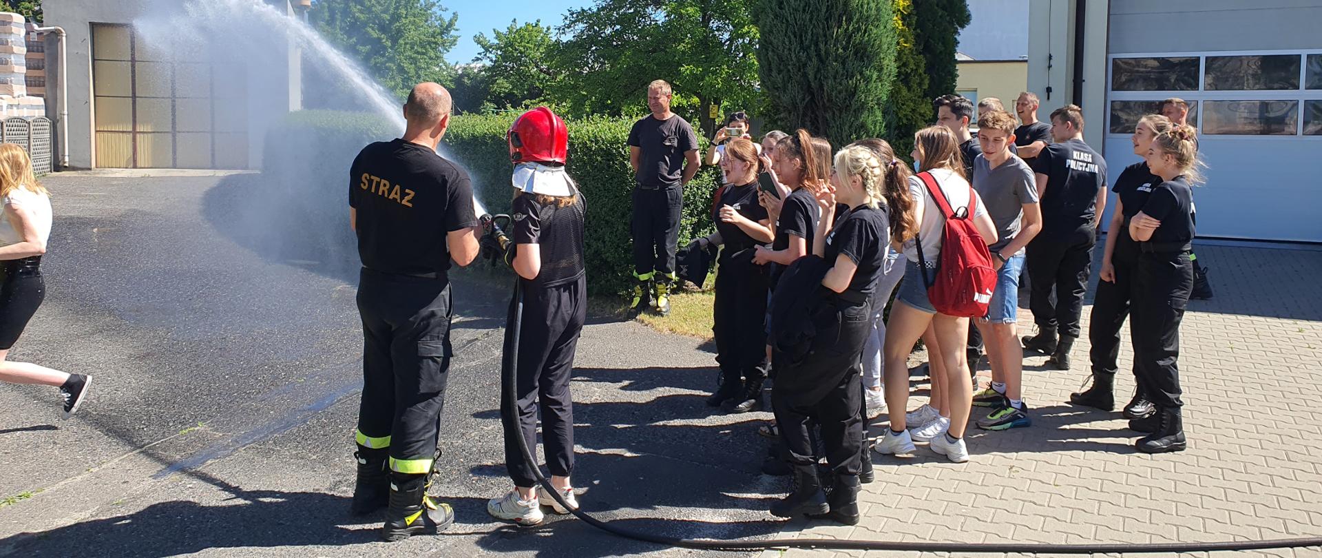 KLASA POLICYJNA Z WIZYTĄ U ŚREDZKICH STRAŻAKÓW