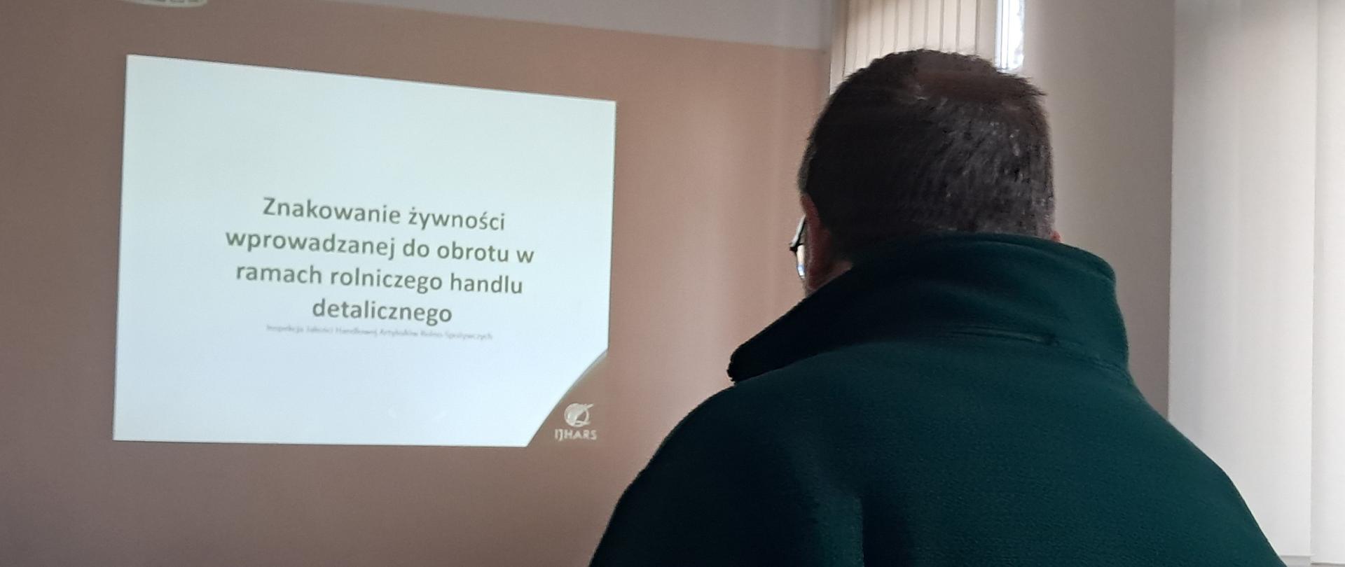 Inspektor IJHARS , w tle prezentacja. 