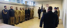 Zdjęcie przedstawiam funkcjonariuszy Komendy Powiatowej Państwowej Straży Pożarnej w Krośnie Odrzańskim podczas uroczystego ślubowania strażaka Krzysztofa Bartczaka.
