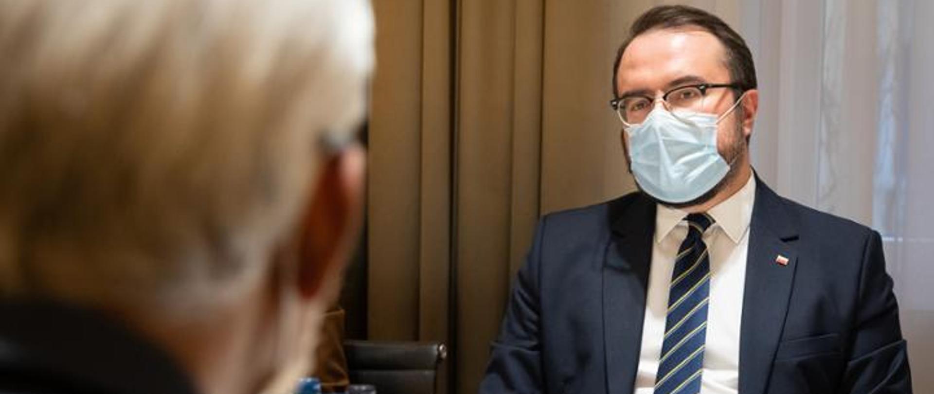 wiceminister P. Jabłoński rozmawia przy stole