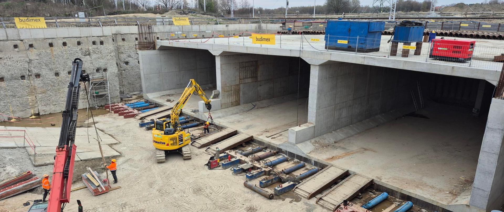 Widok z drona na prostopadłościan, który będzie przeciskany pod czynnym nasypem kolejowym. Budowa obwodnicy Oświęcimia, stan na kwiecień 2026 r. 