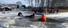 Pokaz ratownictwa lodowego na jez. Gieret, w miejscowości Giby.