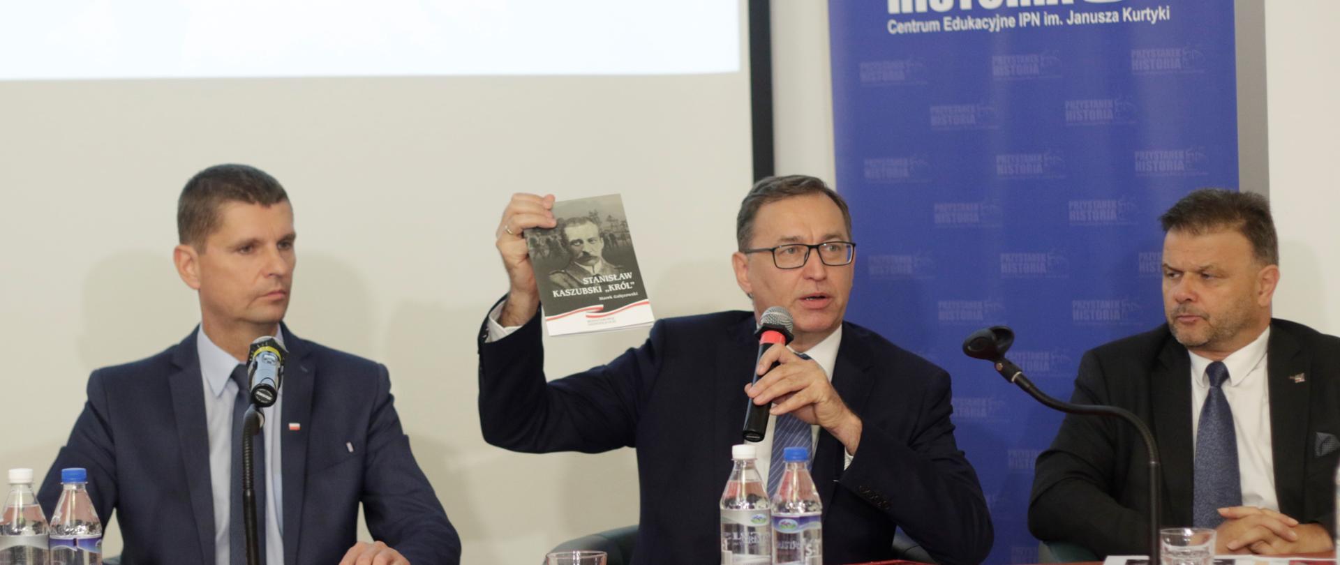 Minister Edukacji Narodowej Dariusz Piontkowski wspólnie z Prezesem IPN Jarosławem Szarkiem zaprezentowali we wtorek najnowsze materiały edukacyjne dla nauczycieli na temat II wojny światowej na rok szkolny 2019/2020.