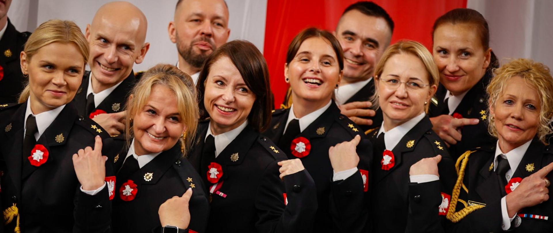 Promowani na pierwszy stopień oficerski w mundurach wyjściowych zw sznurami galowymi