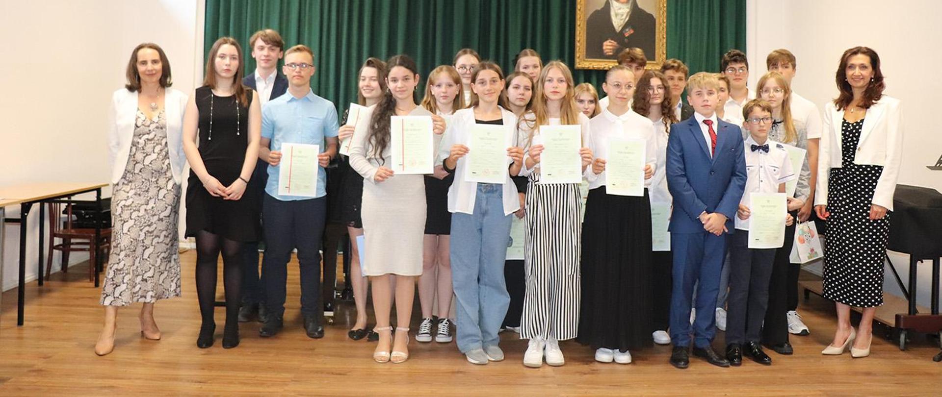 Na zdjęciu przedstawione są dyplomanci, którzy kończą rok szkolny 2023/24
