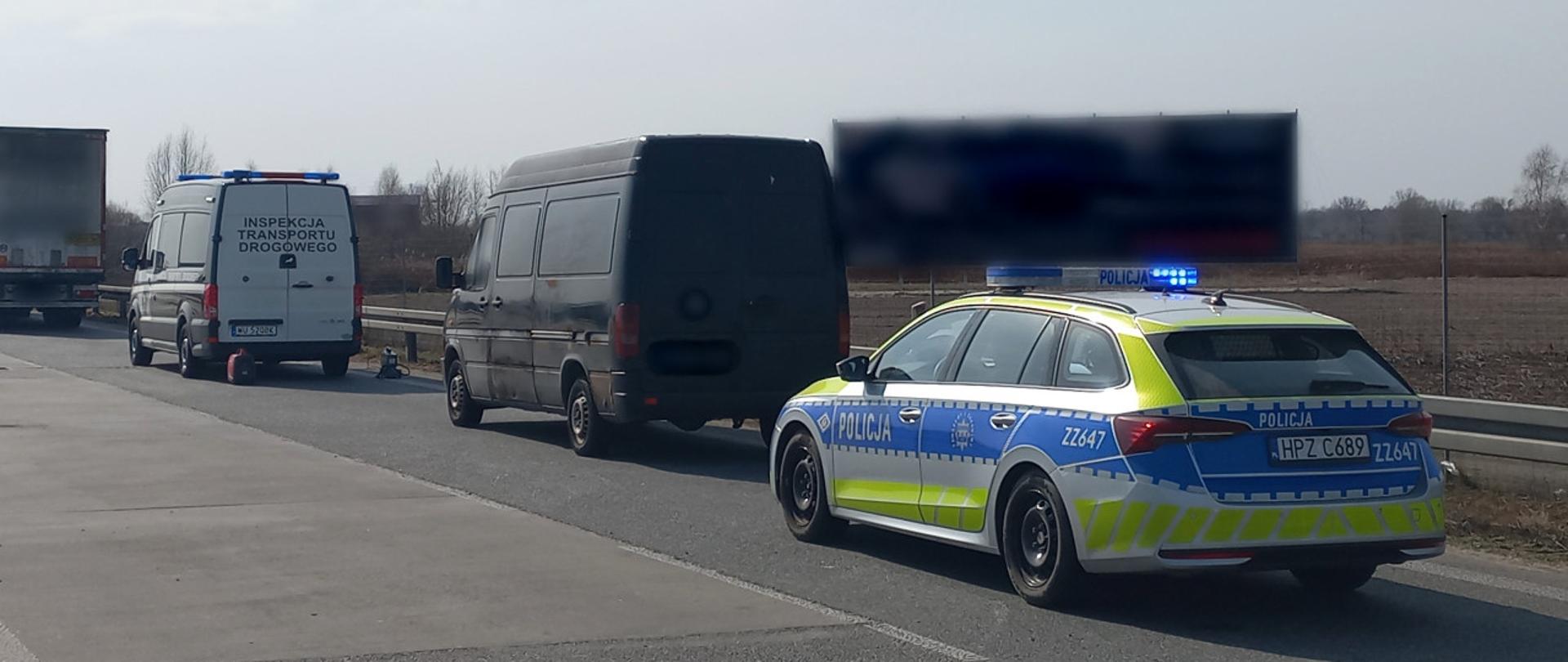 Na pierwszym planie (od prawej): oznakowany radiowóz Policji i stojący przed nim kontrolowany pojazd dostawczy. Przed zatrzymanym furgonem stoi oznakowany pojazd mazowieckiej Inspekcji Transportu Drogowego.