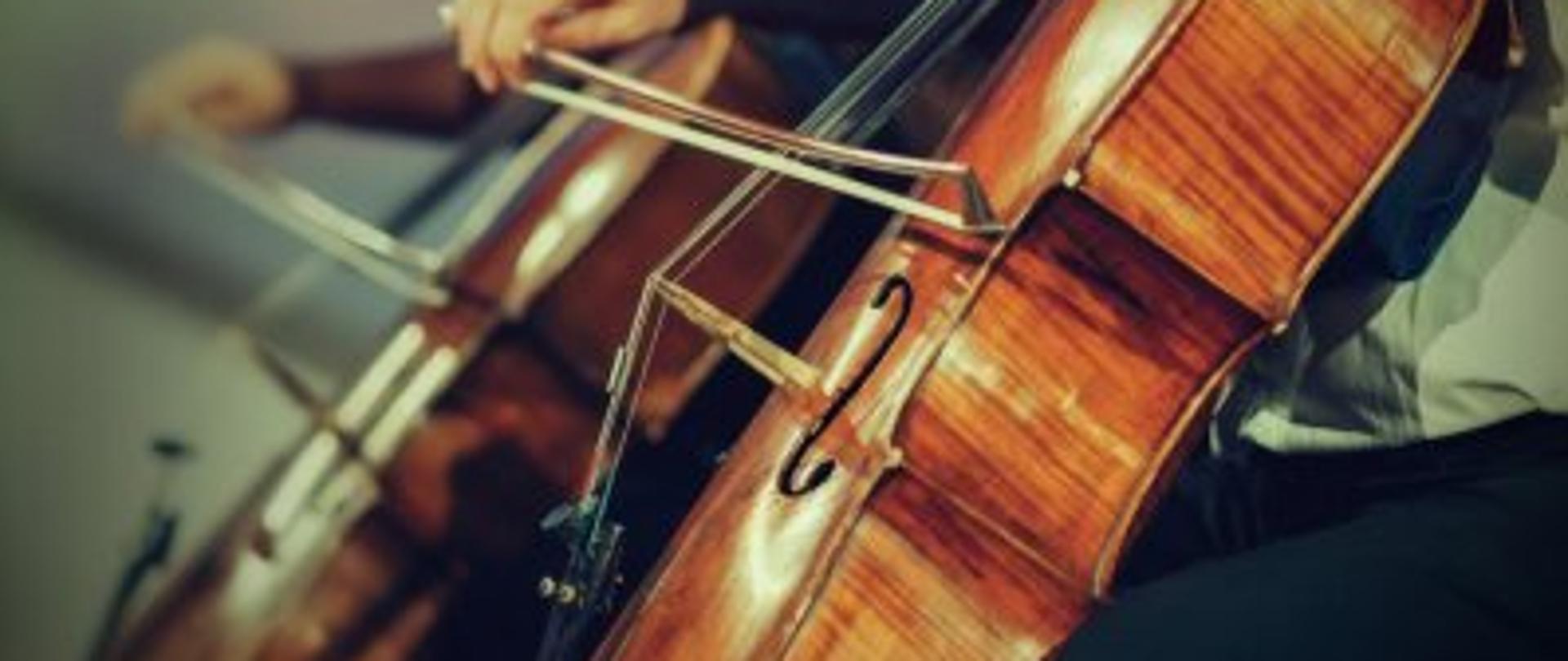 Zdjęcie przedstawiające muzyków grającyh na wiolonczeli