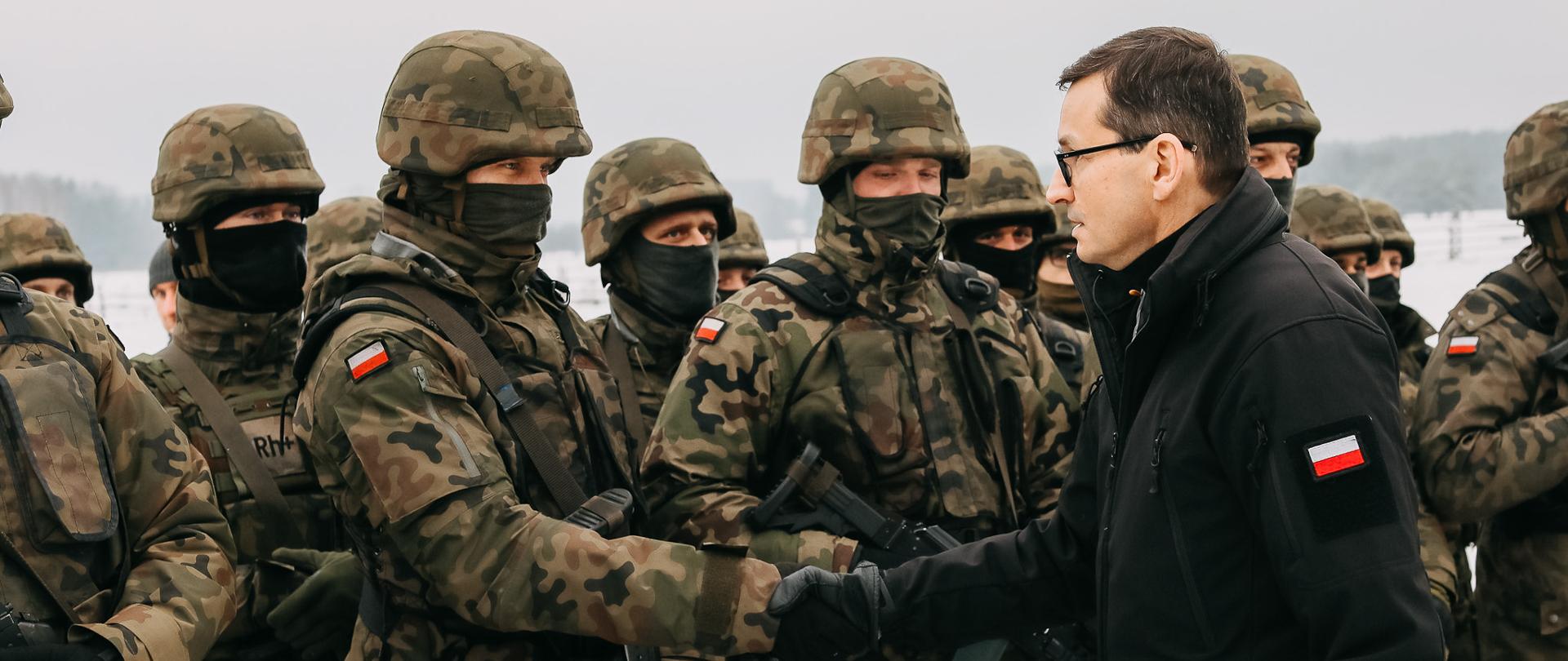 Premier z żołnierzami.