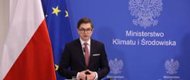 Łukasz Młynarkiewicz Prezes_Państwowej Agencji Atomistyki odpowiada na pytania dziennikarzy na konferencji w MKiŚ