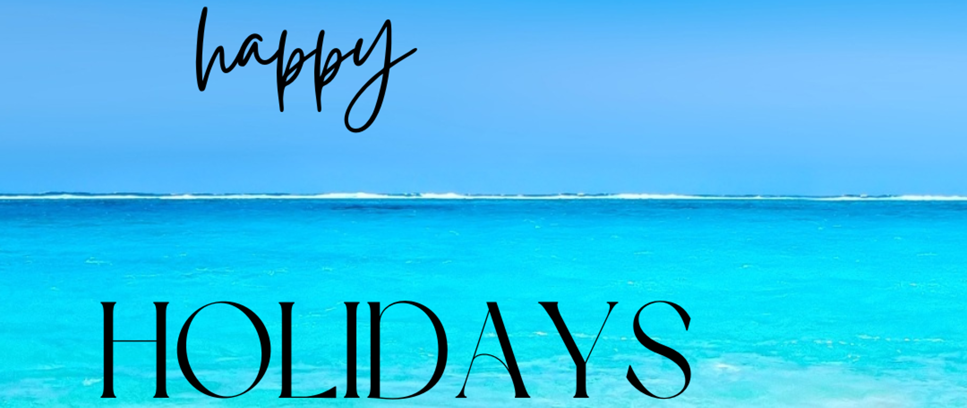 Zdjęcie przedstawiające błękitny ocean z piaszczystą plażą. W tle napis "happy holidays".