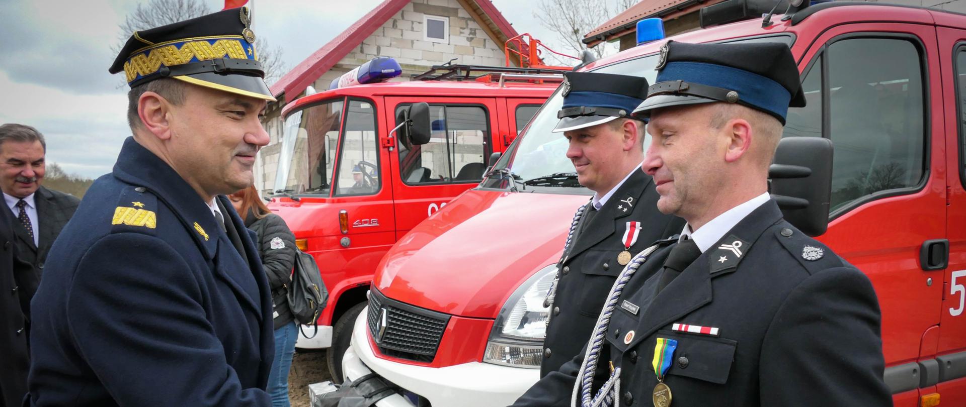 Komendant wojewódzki PSP gratuluje druhom OSP przez podanie ręki