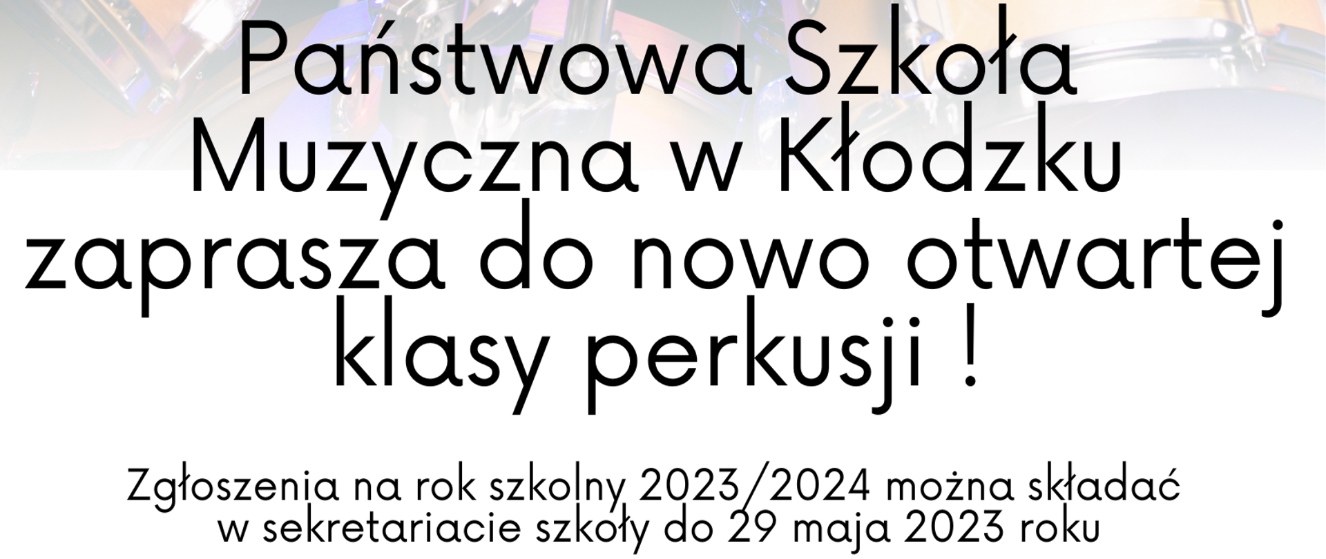 Plakat na białym tle z zdjęciem dziewczynki grającej na perkusji i szczegółowymi informacjami dotyczącymi nowo otwartej klasy perkusji