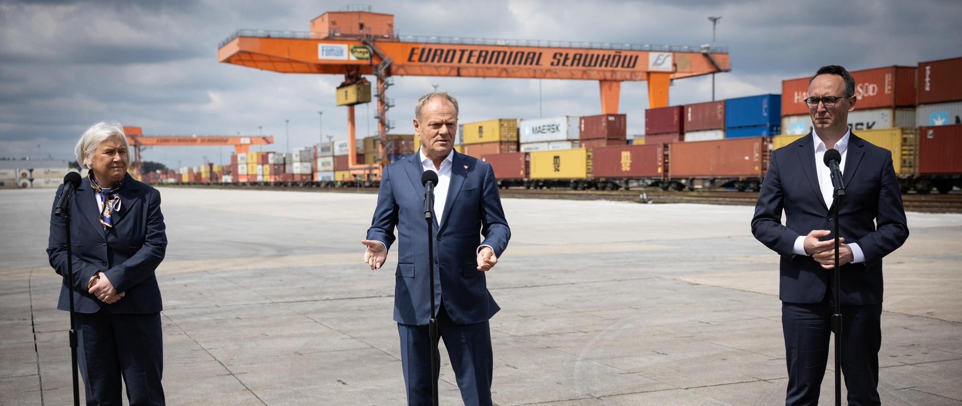 Briefing prasowy z udziałem premiera Donalda Tuska oraz ministra infrastruktury Dariusza Klimczaka