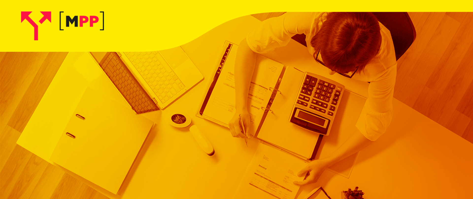 Osoba przy biurku nad dokumentami, widok z góry