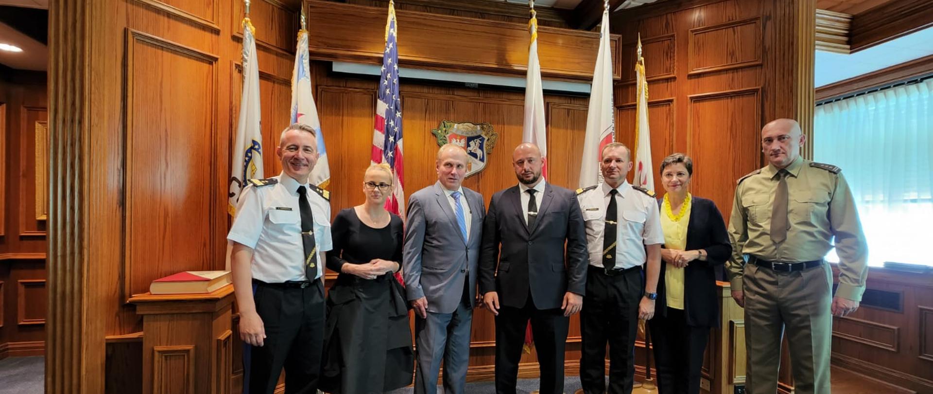 Na zdjęciu znajduje się komendant główny PSP wraz z zastępcą, Sekretarz Stanu w Kancelarii Prezydenta Jacek Siewiera, Konsul RP w Chicago Małgorzata Bąk-Guzik, płk. dypl. Arkadiusz Mikołajczyk oraz przedstawiciele Polscy w USA