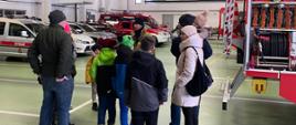 Dzień Otwarty w ramach akcji „Bezpieczne Ferie” i #SłużbyDlaWOŚP ze strażakami! - na zdjęciu trwa oprowadzanie gości po garażu Straży