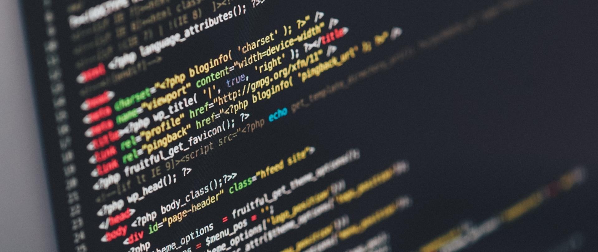 Na zdjęciu ekran monitora z linijkami kodu.