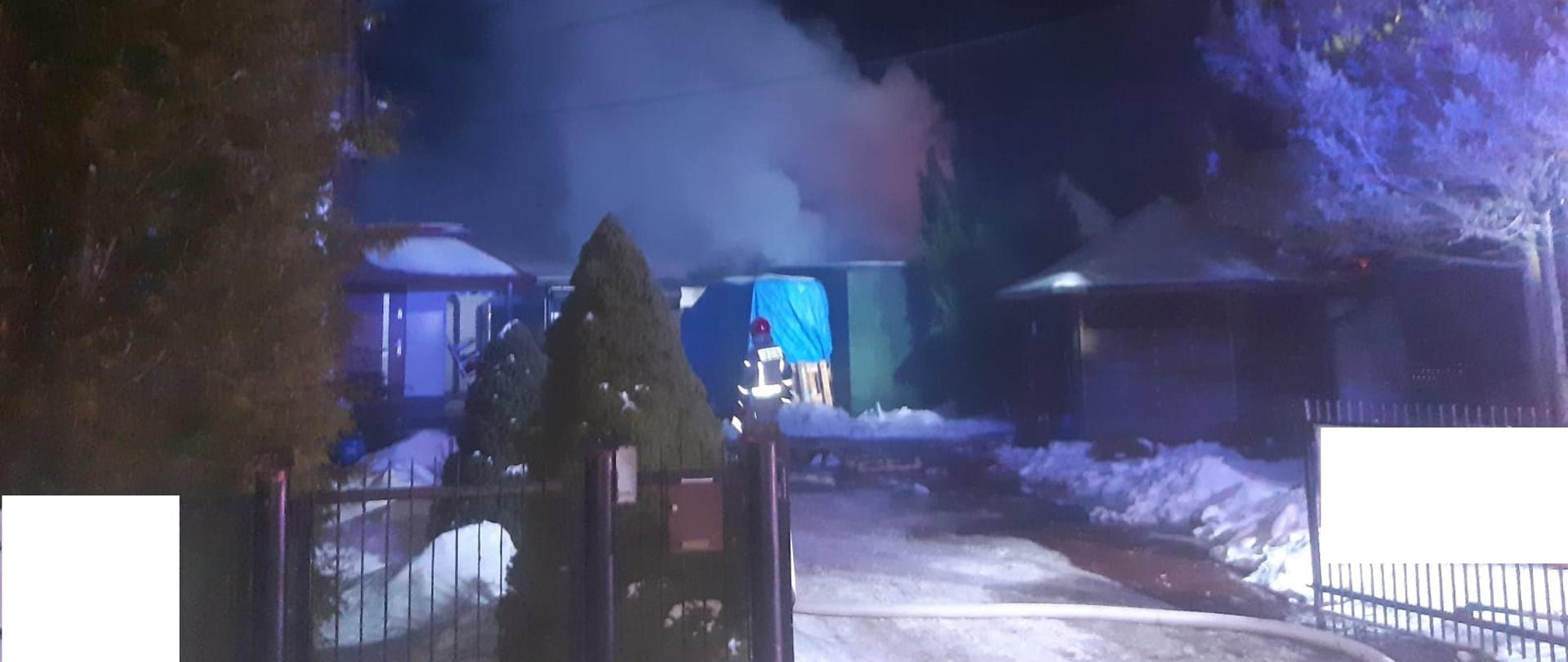 Dym wydobywający się z wiaty hurtowni. Obok rozwinięta linia wieżowa.