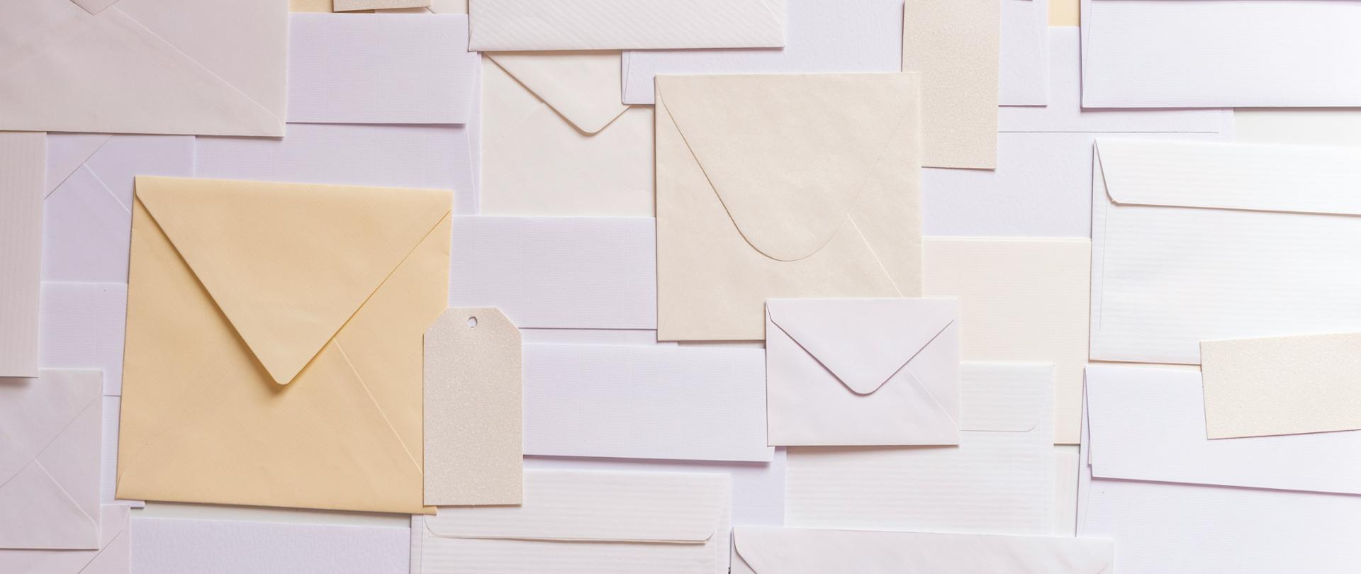 Zdjęcie przedstawiające białe, żółte i kremowe koperty