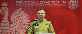 Narada roczna kadry kierowniczej PSP z terenu województwa podlaskiego - st. bryg. Janusz Kondrat przemawia przy mównicy