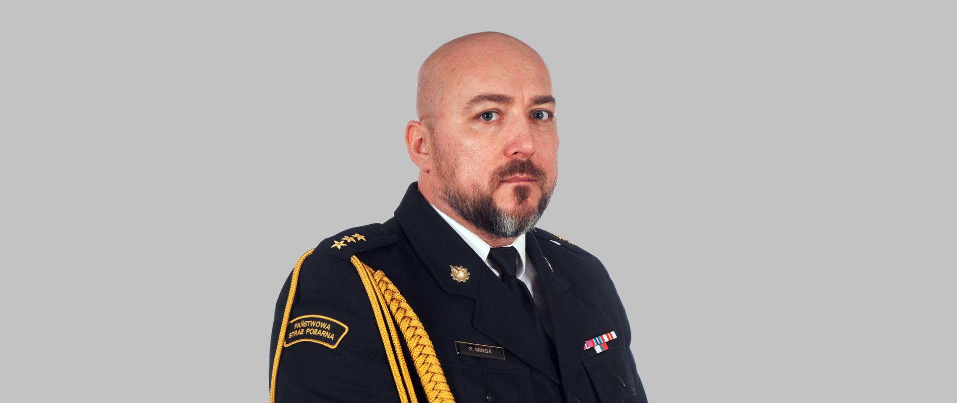 Zdjęcie Krzysztofa Minga w mundurze wyjściowym w kolorze czarnym