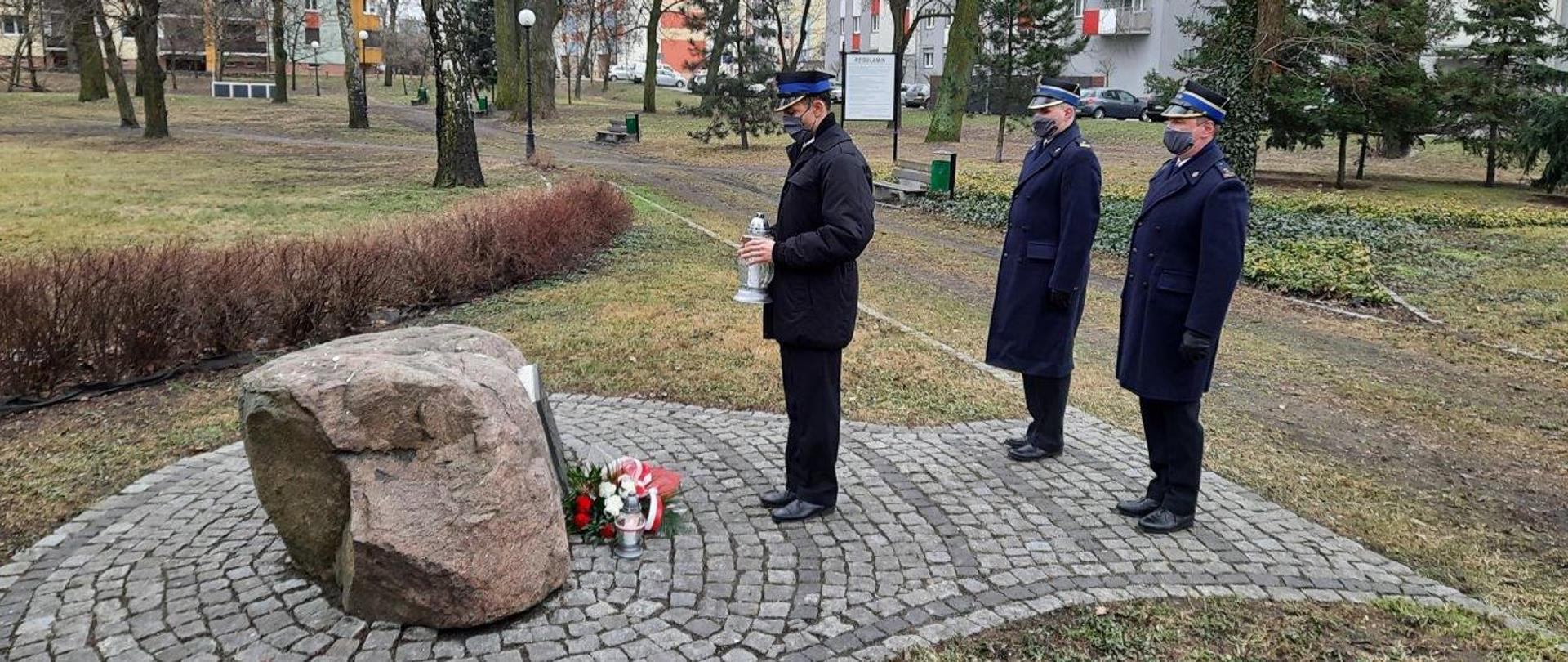 Delegacja z Komendy Powiatowej Państwowej Straży Pożarnej w Krotoszynie na czele z komendantem powiatowym mł. bryg. Tomaszem Polakiem, udała się na skwer pamięci Żołnierzy Wyklętych, by przywołując pamięć o wielkich zasługach i dokonaniach dla niepodległej i wolnej Polski oddać honor Żołnierzom Wyklętym.