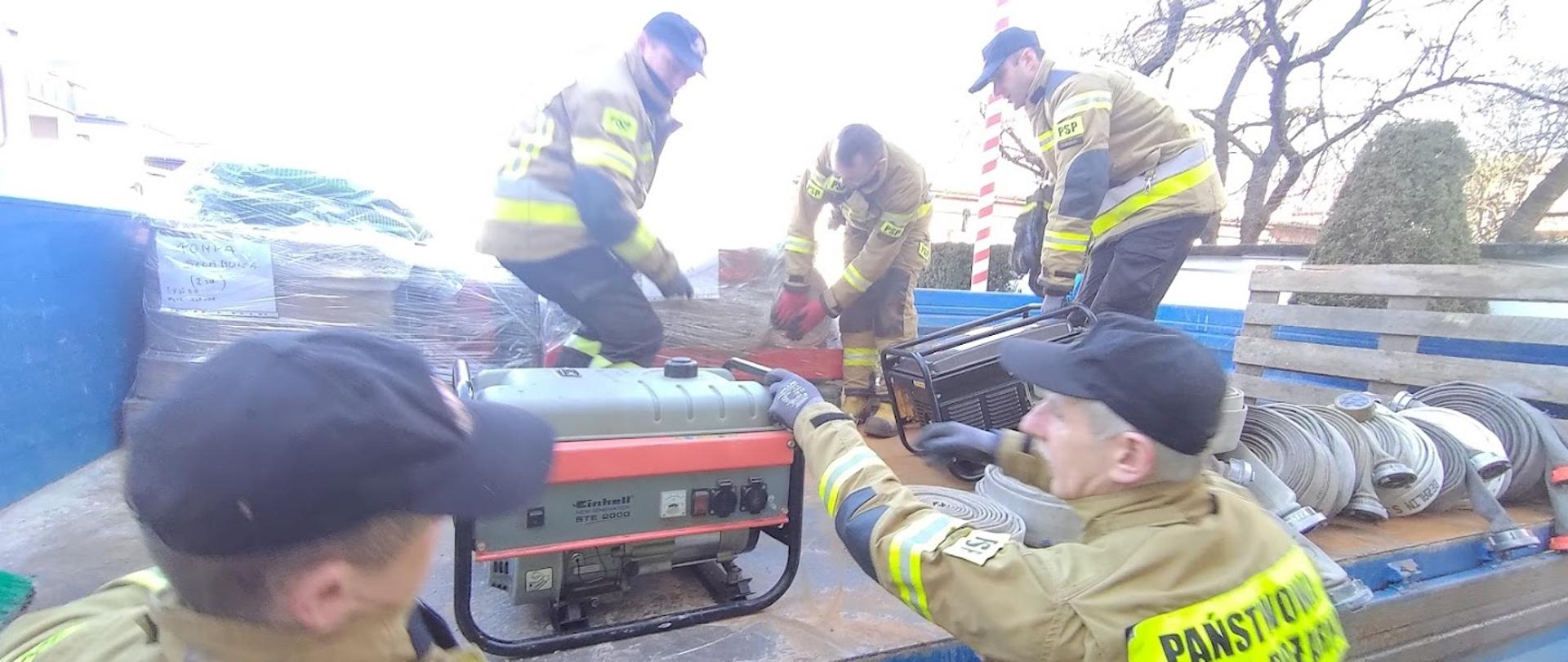 Załadunek sprzętu przeznaczonego dla strażaków z Ukrainy